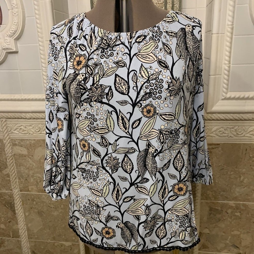 Cupio. Size Medium. Pullover. Elastic neck and 3/4 Raglan Sleeve. Lace. B34